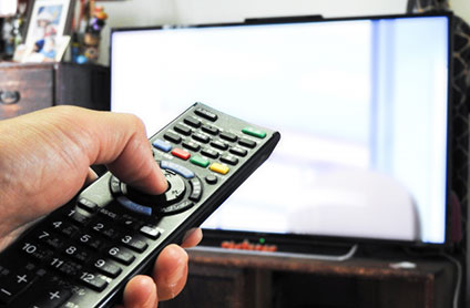 テレビのスイッチを入れる人