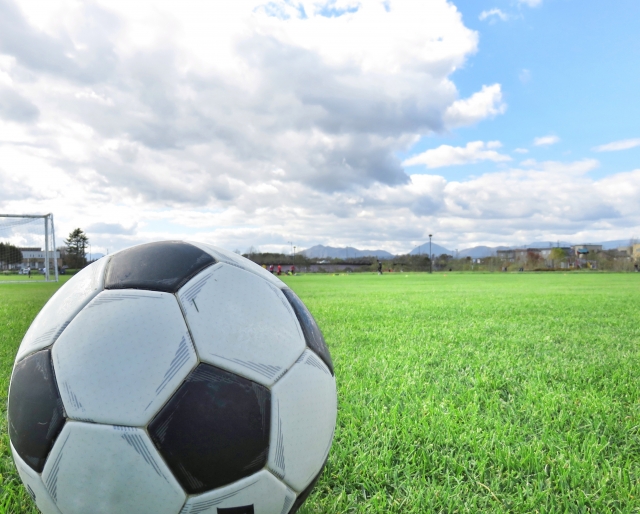 サッカーボールと青空