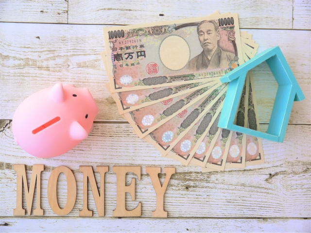 一万円札と家と豚の貯金箱